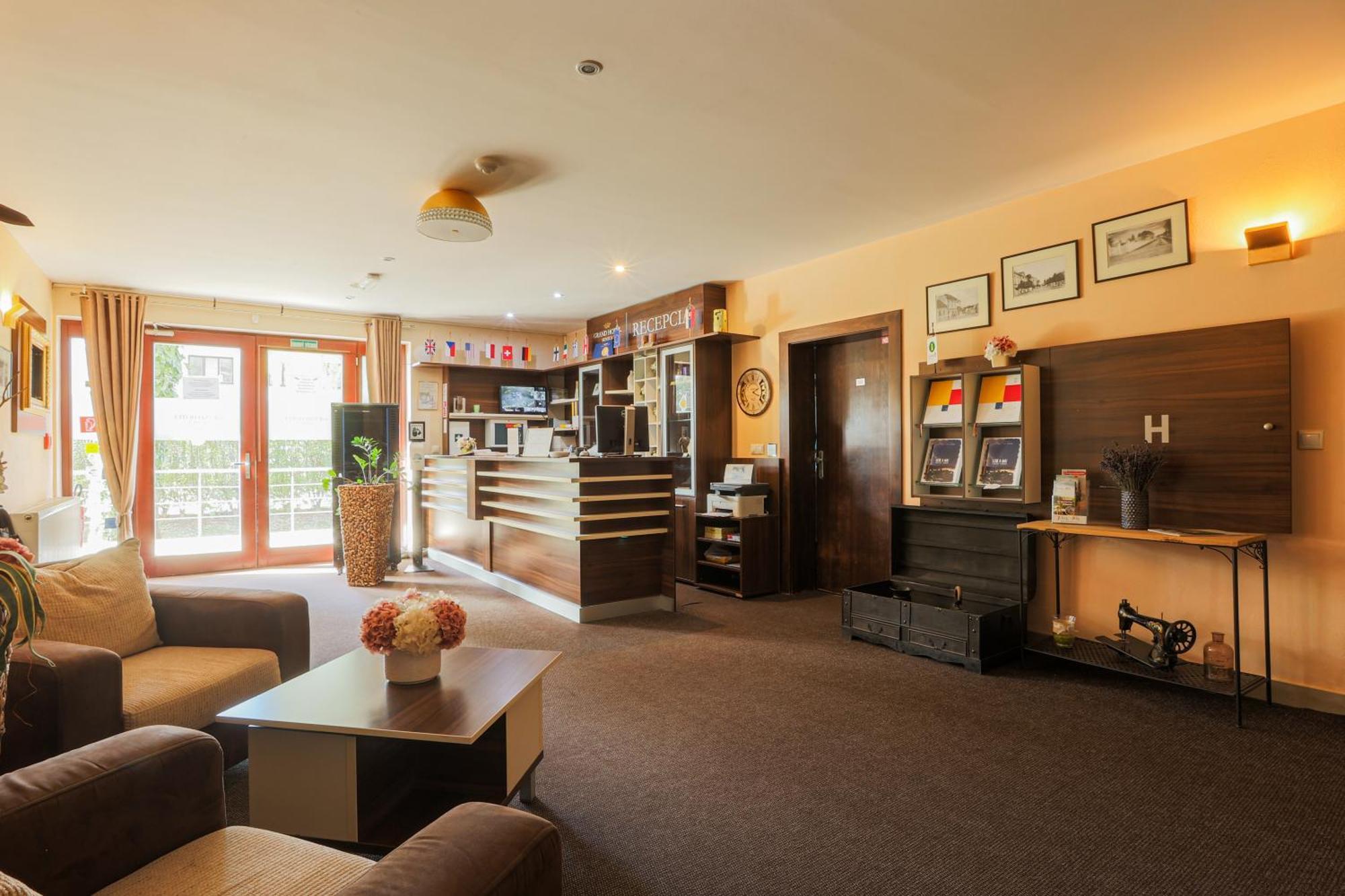 Grand Hotel Senica, Garni 外观 照片
