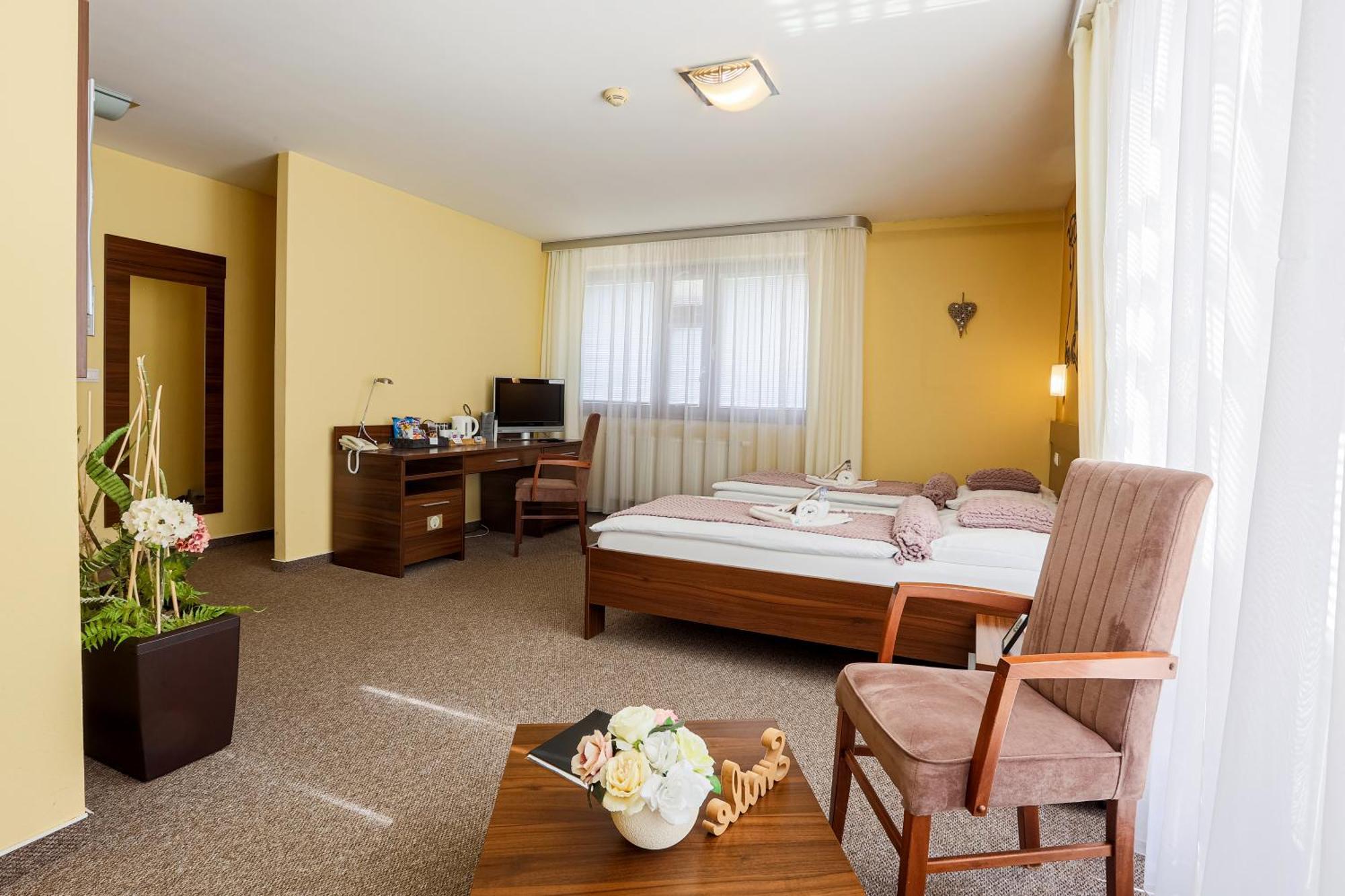 Grand Hotel Senica, Garni 外观 照片